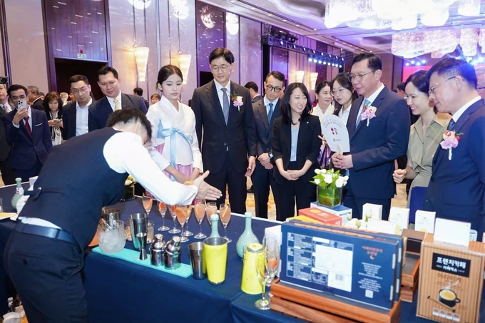 이강주 칵테일 시음하는 국경절 리셉션 (한국농수산식품유통공사 제공)