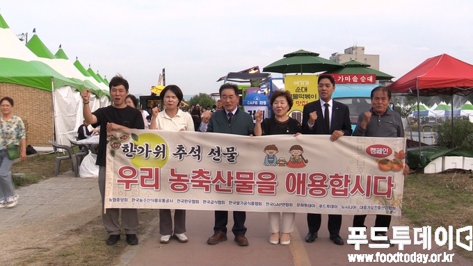 26일 송기섭 진천군수는 생거진천문화축제가 열리는 백곡천 일원에서 '우리 농축산물 애용' 캠페인을 전개했다.
