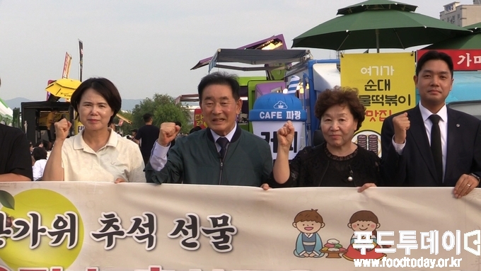 26일 송기섭 진천군수는 생거진천문화축제가 열리는 백곡천 일원에서 '우리 농축산물 애용' 캠페인을 전개했다.