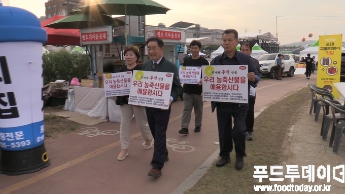 26일 송기섭 진천군수는 생거진천문화축제가 열리는 백곡천 일원에서 '우리 농축산물 애용' 캠페인을 전개했다.