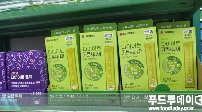 경기도 한 다이소 매장 다이어트 건강기능식품 코너에 진열된 가르시니아캄보지아 추출물 제품. ‘알코올 병용 금지’나 ‘다른 체지방 감소 기능성 원료 병용 금지’ 등 주의 문구는 찾아볼 수 없다.