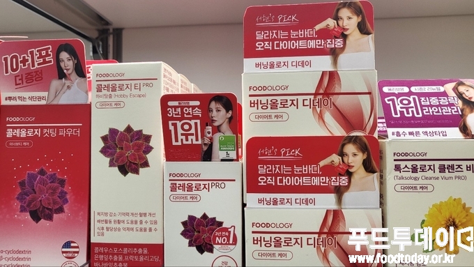 서울의 한 올리브영 매장 다이어트 건강기능식품 코너에 진열된 가르시니아캄보지아 추출물 제품. ‘알코올 병용 금지’나 ‘다른 체지방 감소 기능성 원료 병용 금지’ 등 주의 문구는 찾아볼 수 없다.