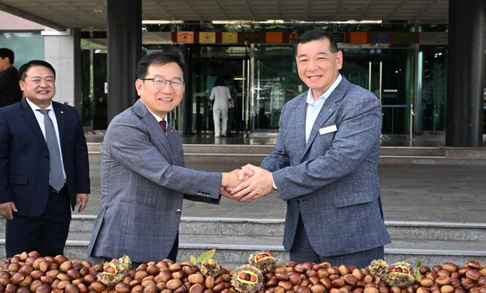 한국식품안전관리인증원은 29일 공주시청 본관 1층 앞마당에서 ‘우리 농축임산물 애용 캠페인’을 진행했다. (왼쪽) 한상배 해썹인증원장, (오른쪽) 최원철 공주시장