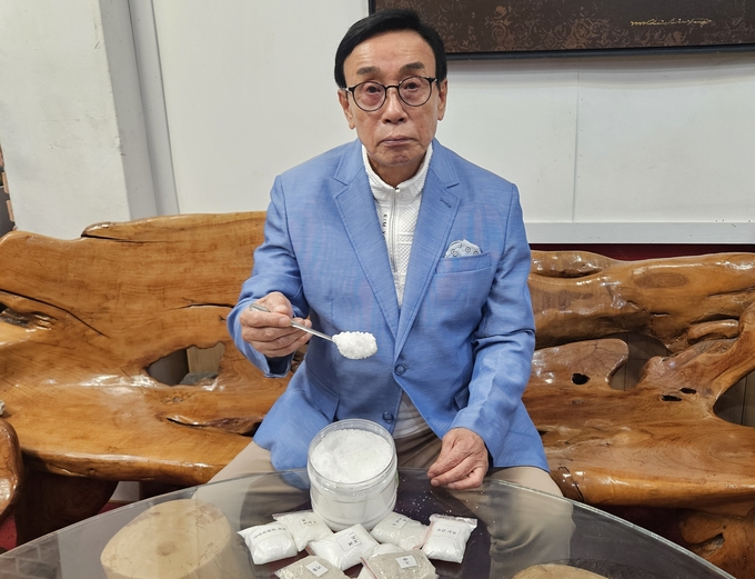 29일 서울 영등포구 양평동 본지 사무실에서 만난 허우직 산케이한소금 총괄회장이 우즈베키스탄 소금의 차별성과 한국 시장 진출 의미를 강조하고 있다.