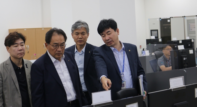 지준섭 부회장은 1일 추석 연휴를 앞두고 경기도 의왕시 소재 NH통합IT센터를 찾아 IT비상대응체계를 점검하고 현장 근무 직원들을 격려했다.