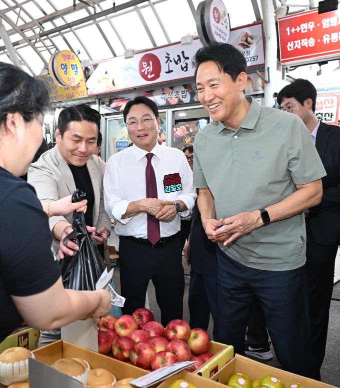 오세훈 서울시장이 2일(목) 추석 연휴를 앞두고 강서구 남부골목시장을 방문해 장바구니 물가를 점검하고 있다. (서욽특별시)