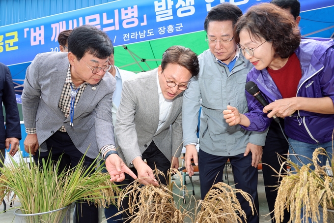 김민석 국무총리가 7일 전남 장흥군 벼 깨씨무늬병 피해 현장을 점검했다. (장흥군 제공)