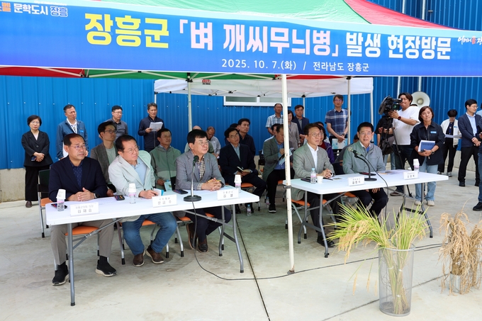 김민석 국무총리가 7일 전남 장흥군 벼 깨씨무늬병 피해 현장을 점검했다. (장흥군 제공)