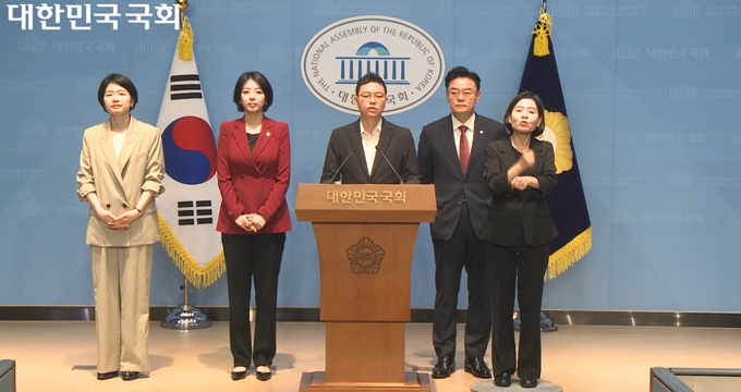 국민의힘 박정훈 의원이 10일 서울 여의도 국회 소통관에서 김성원·배현진·한지아 의원과 함께 배달플랫폼 갑질 방지법에 대한 기자회견을 열고 있다.(사진 출처 = 국회방송)