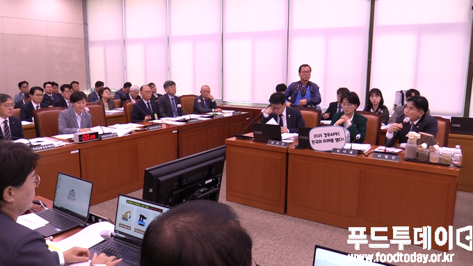 14일 국회 농림축산식품해양수산위원회 국정감사에서 이병진 의원이 버섯을 들고 질의를 하고 있다. 