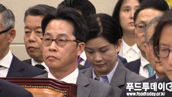 2025년 국회 정무위원회 국정감사 조주연 홈플러스 대표 (가운데)