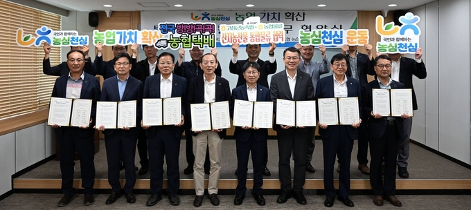 농협물류는 16일 정용왕 농협물류 대표이사(첫번째 줄 왼쪽에서 5번째), 김무성 농협중앙회 고성군지부장(6번째), 경남 고성군 관내 6개 농축협 조합장들이 참석한 가운데「통합물류사업 활성화」업무협약을 체결했다.