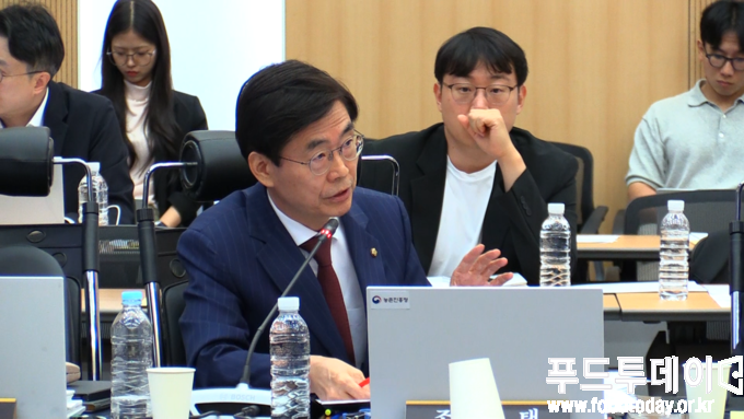 17일 조경태 의원이 농촌진흥청 봉천에서 열린 국정감사에서 질의를 하고 있다.