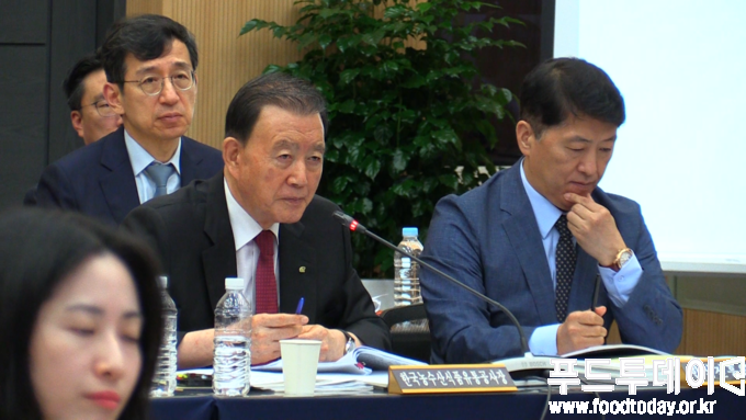 17일 홍문표 한국농수산식품유통공사장이 농촌진흥청 본청에서 열린 2025년 국정감사에서 질의를 하고 있다.