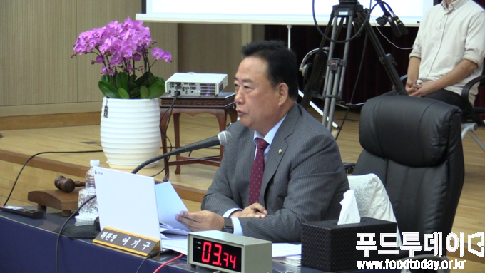 17일 어기구 국회 농림축산식품해양수산위원장이 농촌진흥청 본청에서 열린 2025년 국정감사에서 질의를 하고 있다.