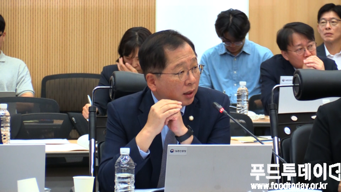 17일 조승환 의원이 농촌진흥청 본청에서 열린 2025년 농촌진흥청, 한국농수산식품유통공사 등 국정감사에서 질의를 하고 있다.