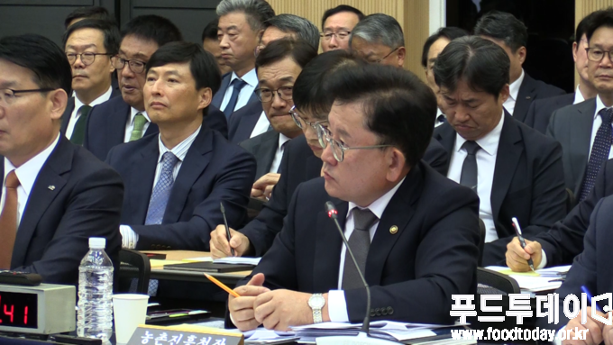 17일 조승환 의원이 농촌진흥청 본청에서 열린 2025년 농촌진흥청, 한국농수산식품유통공사 등 국정감사에서 질의를 하고 있다.