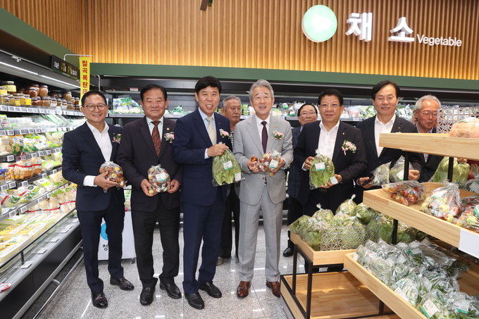 10월 14일 칠곡농협 하나로마트 준공을 축하하며 기념촬영을 하고 있다. 강호동 농협중앙회장(왼쪽에서 4번째)