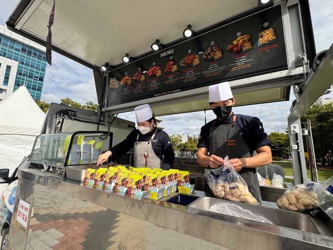 찾아가는 치킨릴레이 (제너시스BBQ 제공)
