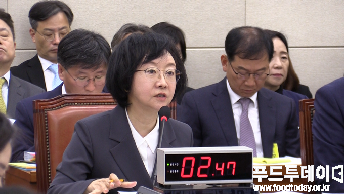 21일 오유경 식약처장이 국회 보건복지위원회 식품의약품안전처 국정감사에서 질의를 하고 있다. 