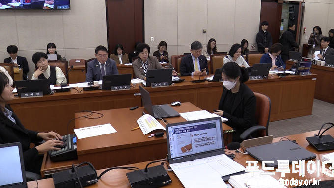 21일 남인순 의원이 국회 보건복지위원회 식품의약품안전처 국정감사에서 질의를 하고 있다. 
