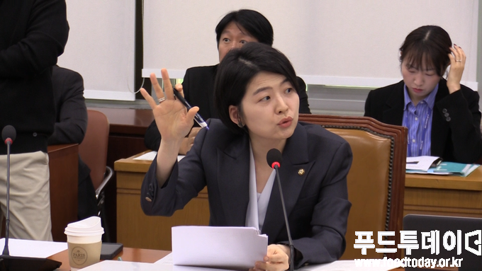 21일 한지아 의원이 국회 보건복지위원회 식품의약품안전처 국정감사에서 질의를 하고 있다. 