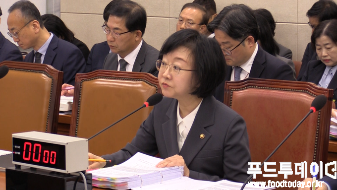 21일 오유경 식약처장이 국회 보건복지위원회 식품의약품안전처 국정감사에서 질의를 하고 있다. 