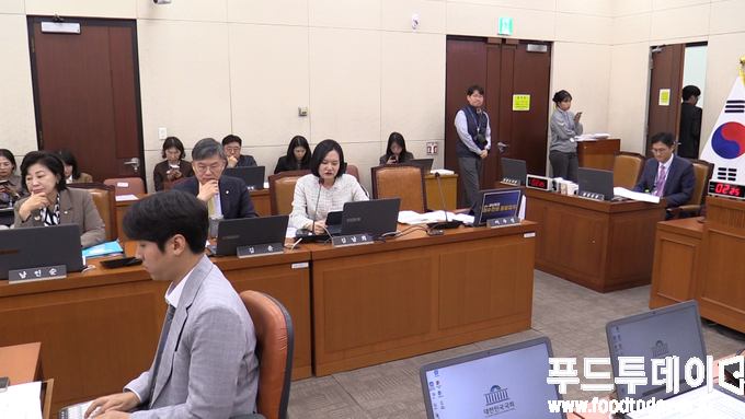 21일 김남희 의원이 국회 보건복지위원회 식품의약품안전처 국정감사에서 질의를 하고 있다. 