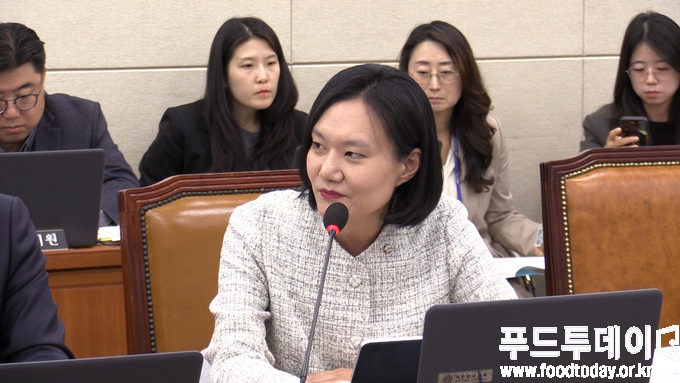 21일 김남희 의원이 국회 보건복지위원회 식품의약품안전처 국정감사에서 질의를 하고 있다. 