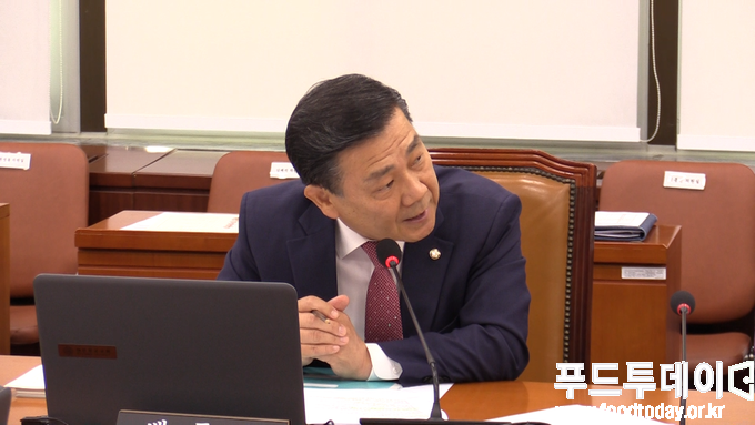 백종헌 의원이 21일 서울 여의도 국회에서 열린 보건복지위원회(위원장 박주민)의 식품의약품안전처(처장 오유경) 국정감사에서 오유경 식약처장에게 현안 질의를 하고 있다.