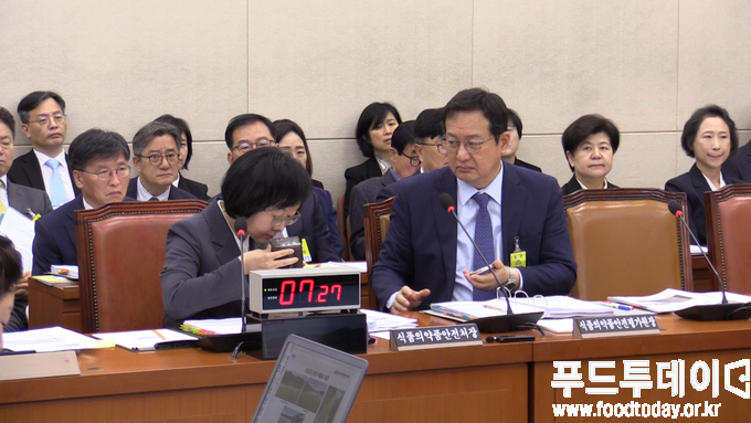 21일 오유경 식약처장이 국회 보건복지위원회 국정감사에서 낙동강 물 냄새를 맡고 있다.