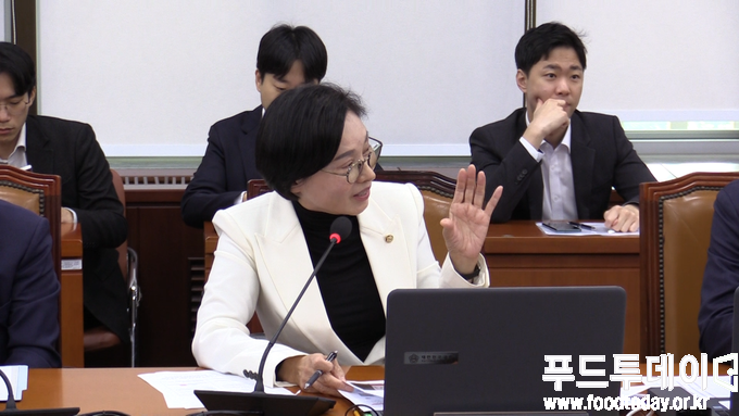 서명옥 의원이 21일 서울 여의도 국회에서 열린 보건복지위원회(위원장 박주민)의 식품의약품안전처(처장 오유경) 국정감사에서 질의를 하고 있다.