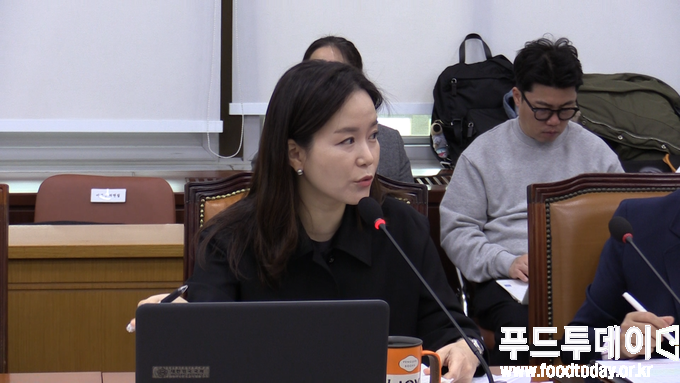이주영 의원인 21일 서울 여의도 회에서 열린 보건복지위원회(위원장 박주민)의 식품의약품안전처(처장 오유경) 국정감사에서 질의를 하고 있다.
