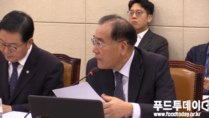 이개호 의원이 지난 21일 서울 여의도 국회에서 열린 복지위 식품의약품안전처 국정감사에서 현안 질의를 하고 있다.