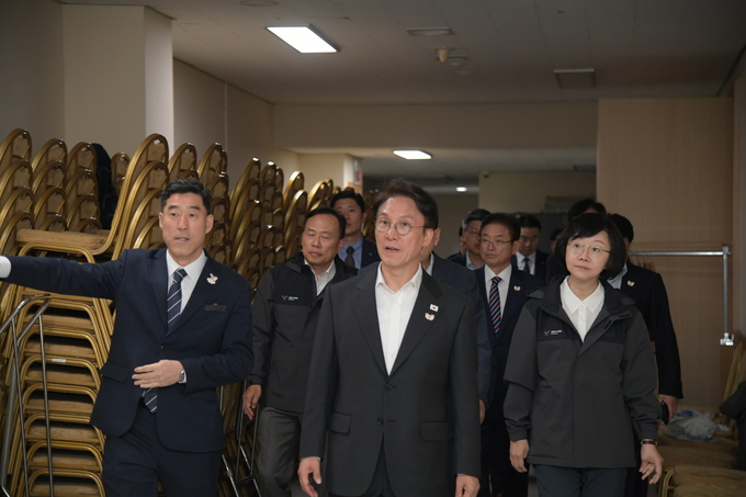 23일 오유경 식품의약품안전처장은 김민석 국무총리와 함께 경북 경주시에서 열리는 APEC 2025 정상회의 식음료시설 안전점검을 진행했다 (식품의약품안전처 제공)