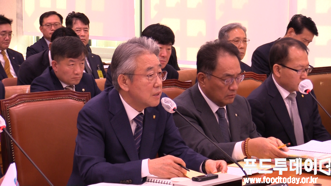 강호동 농협중앙회장이 24일 국회 농림축산식품해양수산위원회 국정감사에서 답변을 하고 있다. 