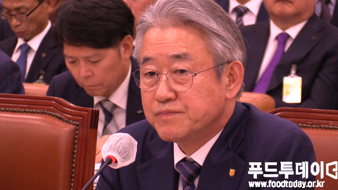 강호동 농협중앙회장이 24일 국회 농림축산식품해양수산위원회 농협중앙회 국정감사에서 답변를 하고 있다. 
