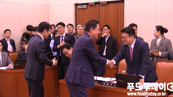 김병기 더불어민주당 원내대표가 24일 국회 농림축산식품해양수산위원회 국정감사장을 방문했다.