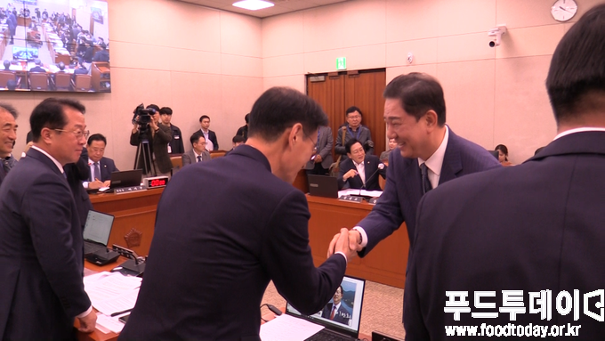 김병기 더불어민주당 원내대표가 24일 국회 농림축산식품해양수산위원회 국정감사장을 방문했다.