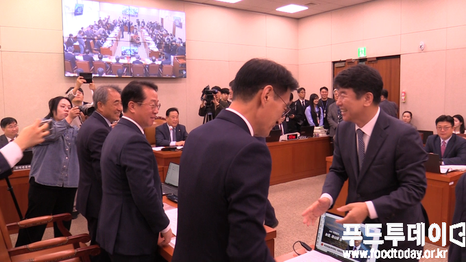 더불어민주당 지도부가 24일 국회 농림축산식품해양수산위원회 국정감사장을 방문했다.
