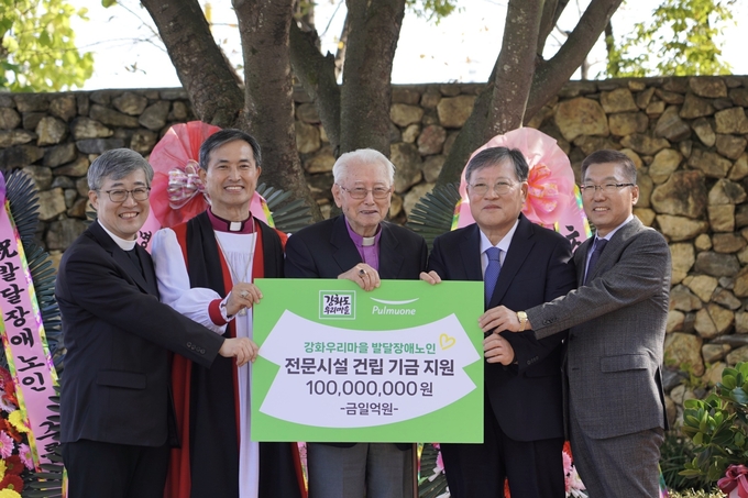  28일 인천 강화군 강화도우리마을에서 열린 발달장애노인 그룹홈 ‘시몬의집’ 기공식에서 풀무원 이우봉 총괄CEO(사진 왼쪽 다섯번째)가 강화도우리마을 촌장 김성수 대주교(사진 가운데)에게 시몬의집 건립 지원금 1억 원 기부 현판을 전달한 후 기념촬영을 하고 있다. 사진 왼쪽부터 강화도우리마을 원장 최수재 신부, 대한성공회 서울교구장 김장환 주교, 강화도우리마을 촌장 김성수 대주교, 풀무원 이효율 이사회 의장, 풀무원 이우봉 총괄CEO.