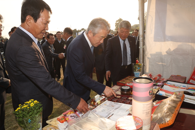 강호동 농협중앙회장(사진 가운데)이 농산물 전시 부스를 둘러보고 있다.
