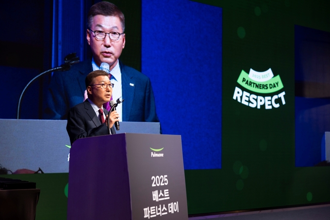 30일 서울 송파구 소피텔 앰배서더 서울 호텔에서 열린 ‘2025 풀무원 베스트 파트너스 데이’에서 풀무원 이우봉 총괄CEO(사진)가 협력기업 대표들에게 인사말을 전하고 있다.