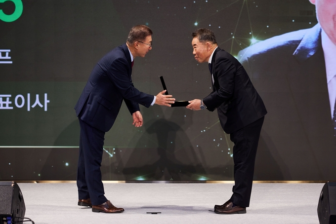 30일 서울 송파구 소피텔 앰배서더 서울 호텔에서 열린 ‘2025 풀무원 베스트 파트너스 데이’에서 풀무원 이우봉 총괄CEO(왼쪽)가 냉동만두를 제조하는 협력기업 ㈜지엠에프 김호수 대표(오른쪽)에게 감사패를 전달하고 있다.