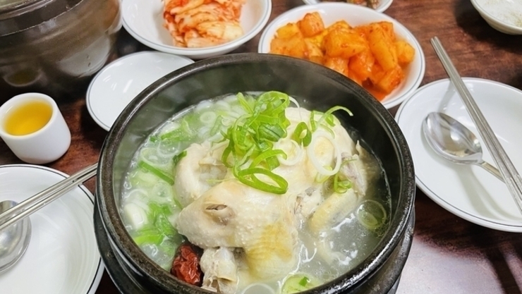 삼계탕 2만원 시대...유통업계, 홈 보양족 잡기 마케팅 '후끈'