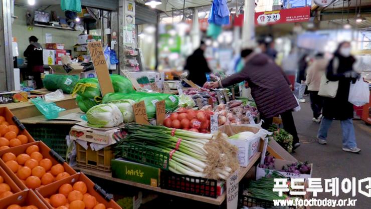 “배는 싼데 쌀은 비싸네” 설 차례상 장바구니 ‘품목 따라 천차만별’