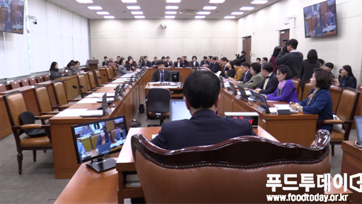 [현장] 야당 전면 불출석에 ‘반쪽 복지위’…계류 법안 1,047건 어쩌나