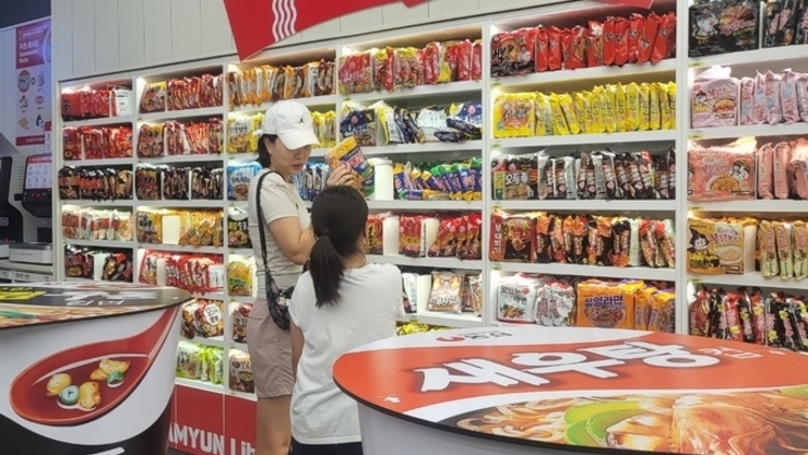 정부 압박에 식품업계, 라면·빵·식용유 줄인하…외식비는 ‘역주행’