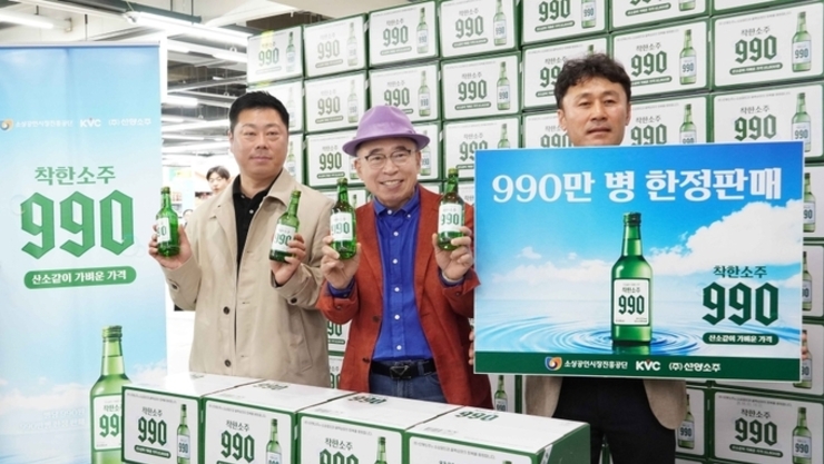 [이슈브리핑]음주 인구 줄어드는데...한 병 990원 선양소주, 조웅래 회장 저가전략 통할까