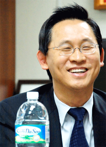 ‘삼다수’ 입찰과 관련해 웅진식품은 “지역경제 활성화와 제주 샘물 브랜드의 성장 의지가 가장 강한 기업이 우선 협상 대상자로 선정돼야 한다”고 주장했다. 사진은 유재면 웅진식품 대표이사.